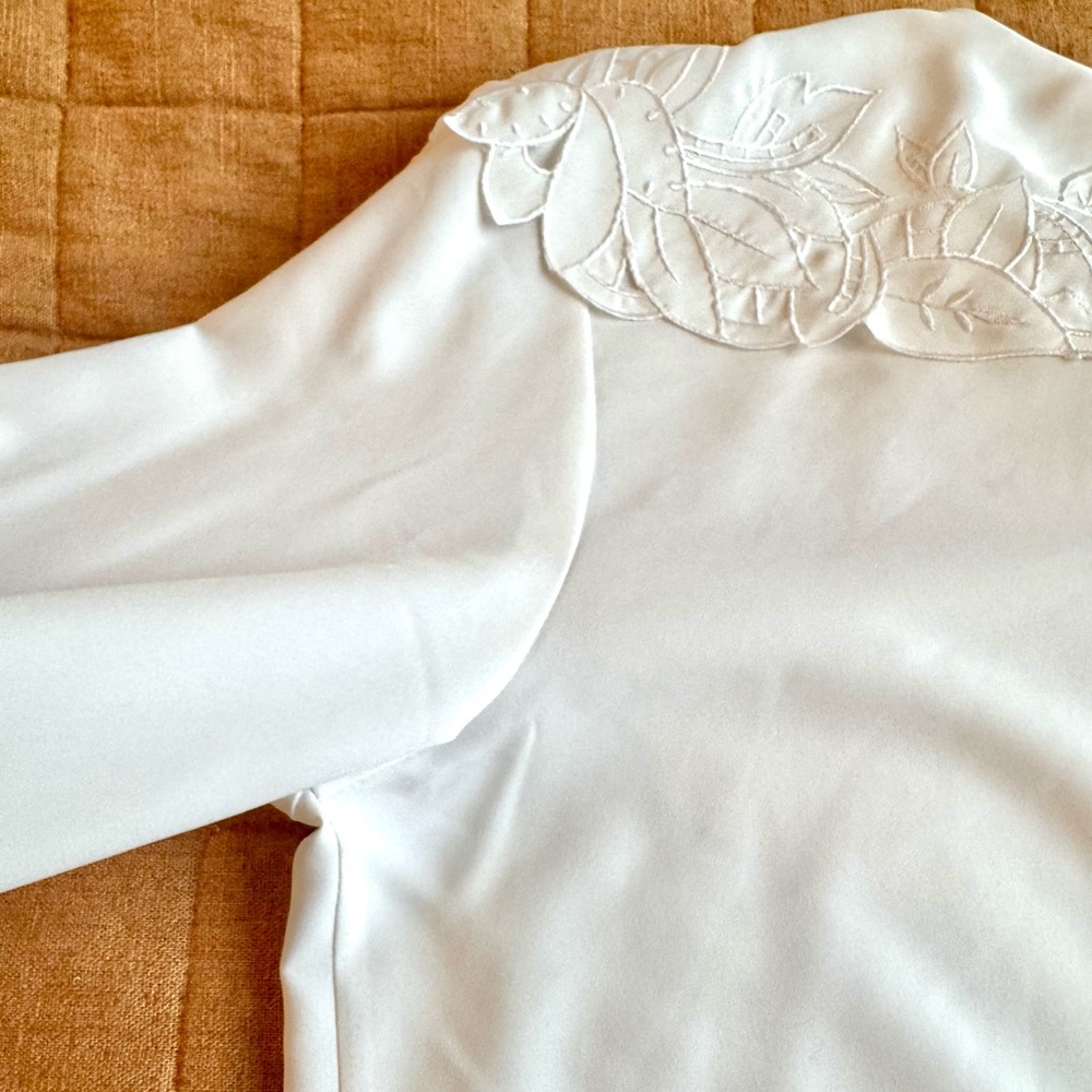 Vintage White Like New Embroidered Collar Peter Pan Long Sleeve Blouse - Picture 13 of 16